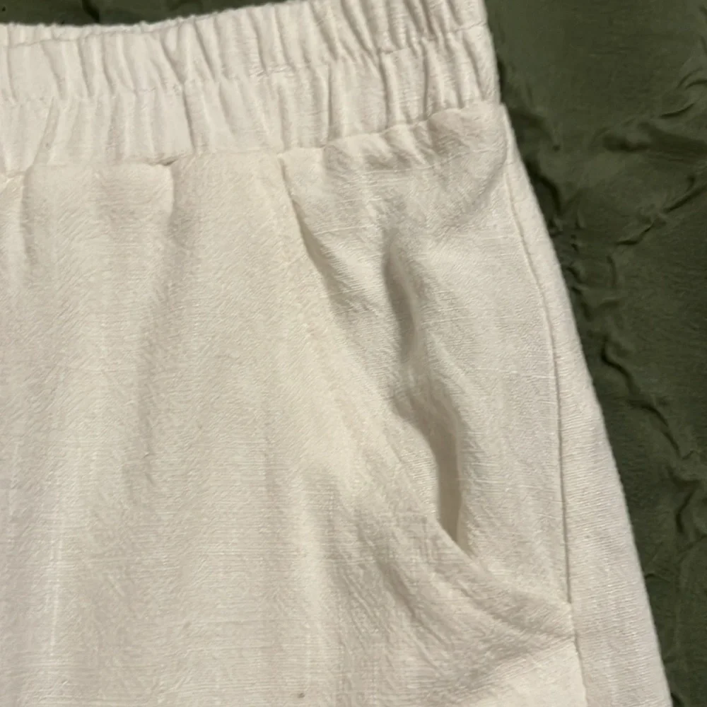 White cotton shorts by Umgee. Cute little hassle fringe and embroidered rosette - Picture 3 of 6